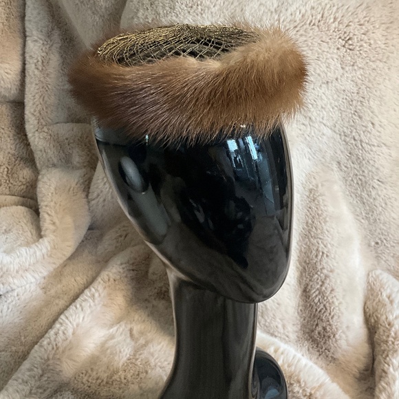 **Stylish Real Mink Fur Hat** - Picture 1 of 2